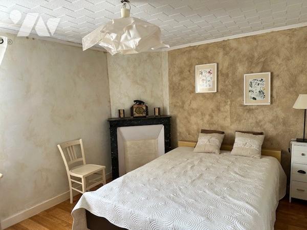 CHARLY SUR MARNE. Maison de T6 d'environ 72 m² avec 2 chambres, cour, dépendance + Garage à 10m