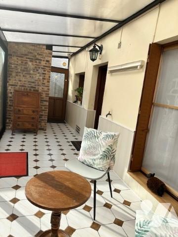 CHARLY SUR MARNE. Maison de T6 d'environ 72 m² avec 2 chambres, cour, dépendance + Garage à 10m