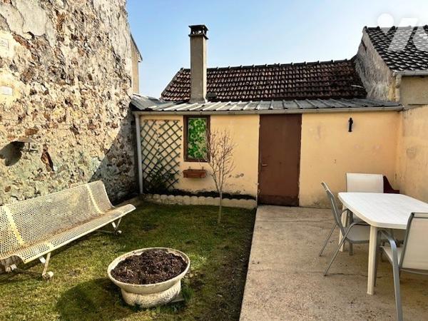CHARLY SUR MARNE. Maison de T6 d'environ 72 m² avec 2 chambres, cour, dépendance + Garage à 10m