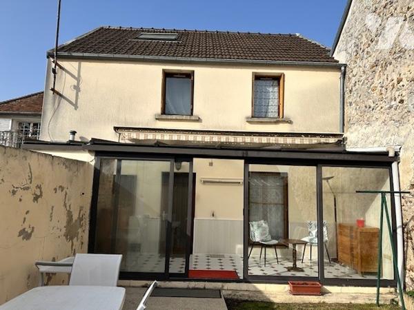 CHARLY SUR MARNE. Maison de T6 d'environ 72 m² avec 2 chambres, cour, dépendance + Garage à 10m