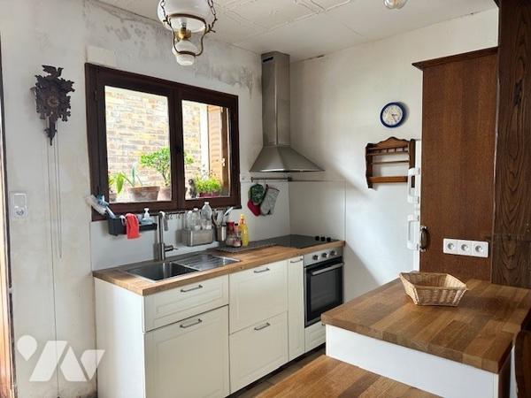 CHARLY SUR MARNE. Maison de T6 d'environ 72 m² avec 2 chambres, cour, dépendance + Garage à 10m