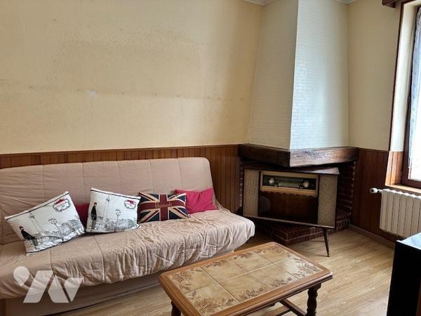 CHARLY SUR MARNE. Maison de T6 d'environ 72 m² avec 2 chambres, cour, dépendance + Garage à 10m