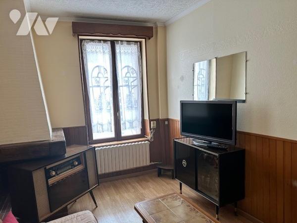 CHARLY SUR MARNE. Maison de T6 d'environ 72 m² avec 2 chambres, cour, dépendance + Garage à 10m