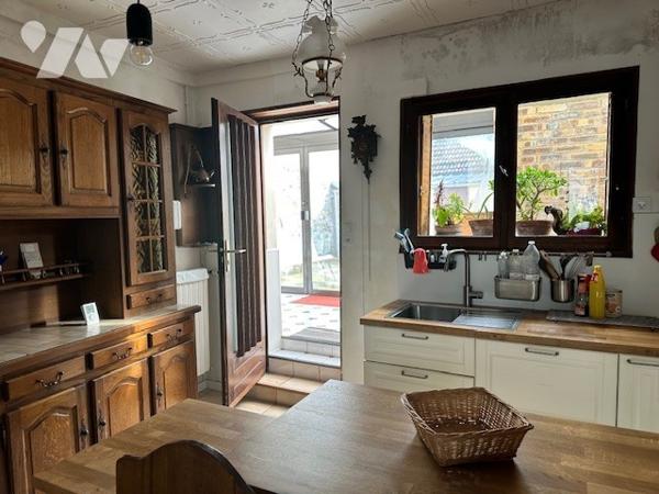 CHARLY SUR MARNE. Maison de T6 d'environ 72 m² avec 2 chambres, cour, dépendance + Garage à 10m