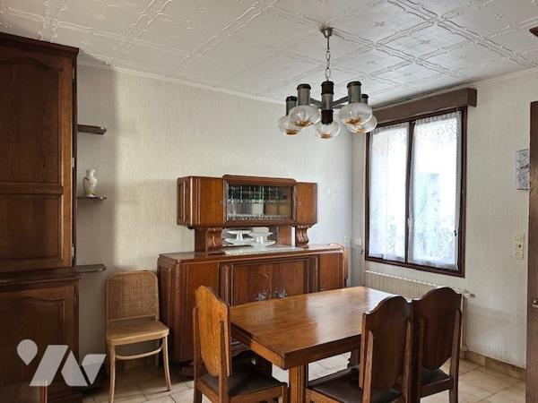 CHARLY SUR MARNE. Maison de T6 d'environ 72 m² avec 2 chambres, cour, dépendance + Garage à 10m