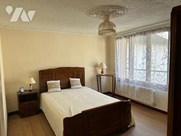 CHARLY SUR MARNE. Maison de T6 d'environ 72 m² avec 2 chambres, cour, dépendance + Garage à 10m