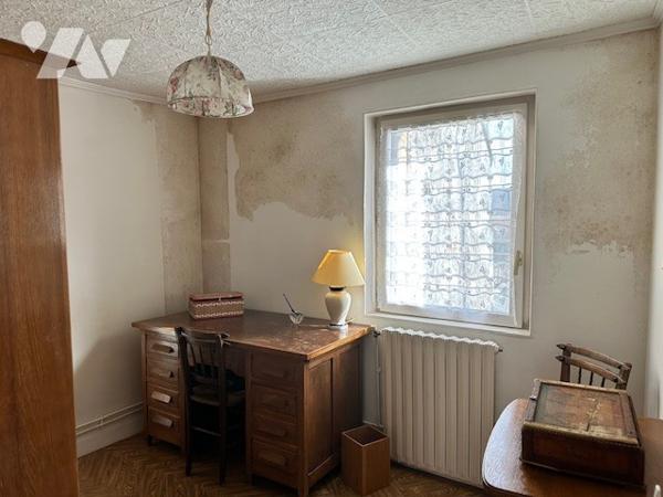 CHARLY SUR MARNE. Maison de T6 d'environ 72 m² avec 2 chambres, cour, dépendance + Garage à 10m