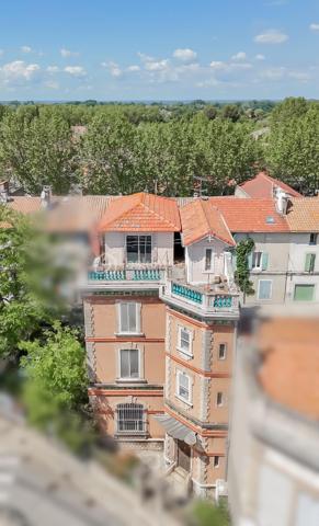*** MAISON DE CARACTÈRE DE 230M2 AVEC CAVE ET PARKING - ARLES ***

Découvrez cette bâtisse pleine de charme datant de 1927, développée sur cinq niveaux et offrant environ 230 m² habitables répartis sur trois plateaux principaux.

Dès l’entrée, le bien séduit par ses beaux volumes, sa belle hauteur sous plafond et son cachet authentique, idéal pour les amateurs d’architecture ancienne.

Cette propriété offre de nombreuses possibilités : résidence principale de caractère, projet familial, activité professionnelle, bureaux, showroom ou profession libérale. Une place de stationnement vient compléter l’ensemble.

Idéalement située à proximité immédiate du centre-ville et de toutes les commodités.

La maison se compose comme suit :

Rez-de-chaussée : 
Une vaste entrée, deux chambres, un espace bureau, ainsi qu’une buanderie et une chaufferie.

Premier étage : 
 Un grand séjour lumineux, un spacieux salon, une cuisine indépendante et une salle de bain.

Deuxième étage :  
Trois chambres, un bureau pouvant faire office de dressing, une salle de bain ainsi qu’un WC indépendant.

Dernier niveau : 
 Une terrasse extérieure offrant une magnifique vue dégagée. Des travaux d’étanchéité sont à prévoir afin de valoriser pleinement cet espace.

Sous-sol : 
 Grande cave accessible uniquement depuis l’intérieur de la maison, idéale pour du stockage ou un espace complémentaire.

Travaux importants à prévoir :  Le bien nécessite une rénovation globale, notamment sur les aspects énergétiques (isolation, chauffage, menuiseries, électricité), ainsi que des travaux esthétiques et de rafraîchissement.

Taxe foncière : 4 481 €.

Une vidéo du bien est disponible sur demande.

Un bien rare au fort potentiel, idéal pour les amoureux de l’ancien et les projets ambitieux.

À visiter sans tarder.