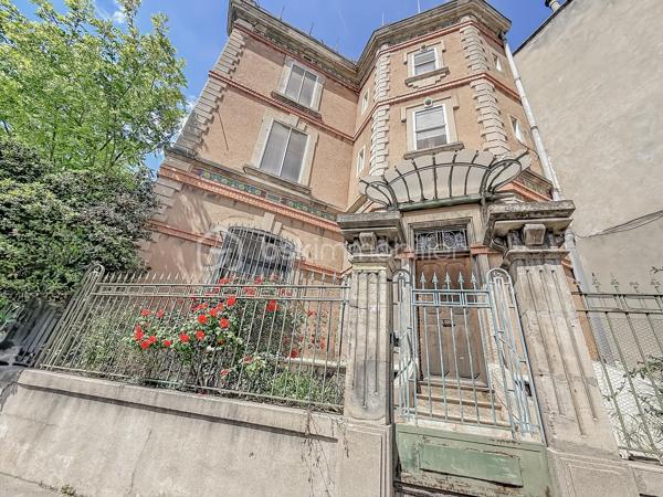 *** MAISON DE CARACTÈRE DE 230M2 AVEC CAVE ET PARKING - ARLES ***

Découvrez cette bâtisse pleine de charme datant de 1927, développée sur cinq niveaux et offrant environ 230 m² habitables répartis sur trois plateaux principaux.

Dès l’entrée, le bien séduit par ses beaux volumes, sa belle hauteur sous plafond et son cachet authentique, idéal pour les amateurs d’architecture ancienne.

Cette propriété offre de nombreuses possibilités : résidence principale de caractère, projet familial, activité professionnelle, bureaux, showroom ou profession libérale. Une place de stationnement vient compléter l’ensemble.

Idéalement située à proximité immédiate du centre-ville et de toutes les commodités.

La maison se compose comme suit :

Rez-de-chaussée : 
Une vaste entrée, deux chambres, un espace bureau, ainsi qu’une buanderie et une chaufferie.

Premier étage : 
 Un grand séjour lumineux, un spacieux salon, une cuisine indépendante et une salle de bain.

Deuxième étage :  
Trois chambres, un bureau pouvant faire office de dressing, une salle de bain ainsi qu’un WC indépendant.

Dernier niveau : 
 Une terrasse extérieure offrant une magnifique vue dégagée. Des travaux d’étanchéité sont à prévoir afin de valoriser pleinement cet espace.

Sous-sol : 
 Grande cave accessible uniquement depuis l’intérieur de la maison, idéale pour du stockage ou un espace complémentaire.

Travaux importants à prévoir :  Le bien nécessite une rénovation globale, notamment sur les aspects énergétiques (isolation, chauffage, menuiseries, électricité), ainsi que des travaux esthétiques et de rafraîchissement.

Taxe foncière : 4 481 €.

Une vidéo du bien est disponible sur demande.

Un bien rare au fort potentiel, idéal pour les amoureux de l’ancien et les projets ambitieux.

À visiter sans tarder.