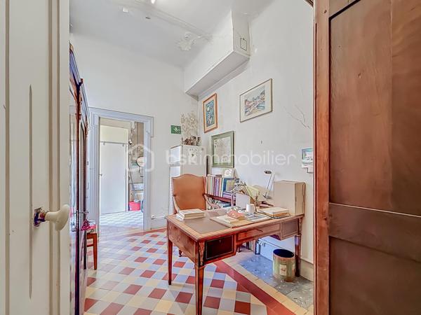 *** MAISON DE CARACTÈRE DE 230M2 AVEC CAVE ET PARKING - ARLES ***

Découvrez cette bâtisse pleine de charme datant de 1927, développée sur cinq niveaux et offrant environ 230 m² habitables répartis sur trois plateaux principaux.

Dès l’entrée, le bien séduit par ses beaux volumes, sa belle hauteur sous plafond et son cachet authentique, idéal pour les amateurs d’architecture ancienne.

Cette propriété offre de nombreuses possibilités : résidence principale de caractère, projet familial, activité professionnelle, bureaux, showroom ou profession libérale. Une place de stationnement vient compléter l’ensemble.

Idéalement située à proximité immédiate du centre-ville et de toutes les commodités.

La maison se compose comme suit :

Rez-de-chaussée : 
Une vaste entrée, deux chambres, un espace bureau, ainsi qu’une buanderie et une chaufferie.

Premier étage : 
 Un grand séjour lumineux, un spacieux salon, une cuisine indépendante et une salle de bain.

Deuxième étage :  
Trois chambres, un bureau pouvant faire office de dressing, une salle de bain ainsi qu’un WC indépendant.

Dernier niveau : 
 Une terrasse extérieure offrant une magnifique vue dégagée. Des travaux d’étanchéité sont à prévoir afin de valoriser pleinement cet espace.

Sous-sol : 
 Grande cave accessible uniquement depuis l’intérieur de la maison, idéale pour du stockage ou un espace complémentaire.

Travaux importants à prévoir :  Le bien nécessite une rénovation globale, notamment sur les aspects énergétiques (isolation, chauffage, menuiseries, électricité), ainsi que des travaux esthétiques et de rafraîchissement.

Taxe foncière : 4 481 €.

Une vidéo du bien est disponible sur demande.

Un bien rare au fort potentiel, idéal pour les amoureux de l’ancien et les projets ambitieux.

À visiter sans tarder.