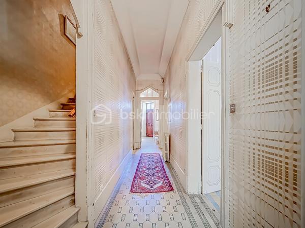 *** MAISON DE CARACTÈRE DE 230M2 AVEC CAVE ET PARKING - ARLES ***

Découvrez cette bâtisse pleine de charme datant de 1927, développée sur cinq niveaux et offrant environ 230 m² habitables répartis sur trois plateaux principaux.

Dès l’entrée, le bien séduit par ses beaux volumes, sa belle hauteur sous plafond et son cachet authentique, idéal pour les amateurs d’architecture ancienne.

Cette propriété offre de nombreuses possibilités : résidence principale de caractère, projet familial, activité professionnelle, bureaux, showroom ou profession libérale. Une place de stationnement vient compléter l’ensemble.

Idéalement située à proximité immédiate du centre-ville et de toutes les commodités.

La maison se compose comme suit :

Rez-de-chaussée : 
Une vaste entrée, deux chambres, un espace bureau, ainsi qu’une buanderie et une chaufferie.

Premier étage : 
 Un grand séjour lumineux, un spacieux salon, une cuisine indépendante et une salle de bain.

Deuxième étage :  
Trois chambres, un bureau pouvant faire office de dressing, une salle de bain ainsi qu’un WC indépendant.

Dernier niveau : 
 Une terrasse extérieure offrant une magnifique vue dégagée. Des travaux d’étanchéité sont à prévoir afin de valoriser pleinement cet espace.

Sous-sol : 
 Grande cave accessible uniquement depuis l’intérieur de la maison, idéale pour du stockage ou un espace complémentaire.

Travaux importants à prévoir :  Le bien nécessite une rénovation globale, notamment sur les aspects énergétiques (isolation, chauffage, menuiseries, électricité), ainsi que des travaux esthétiques et de rafraîchissement.

Taxe foncière : 4 481 €.

Une vidéo du bien est disponible sur demande.

Un bien rare au fort potentiel, idéal pour les amoureux de l’ancien et les projets ambitieux.

À visiter sans tarder.