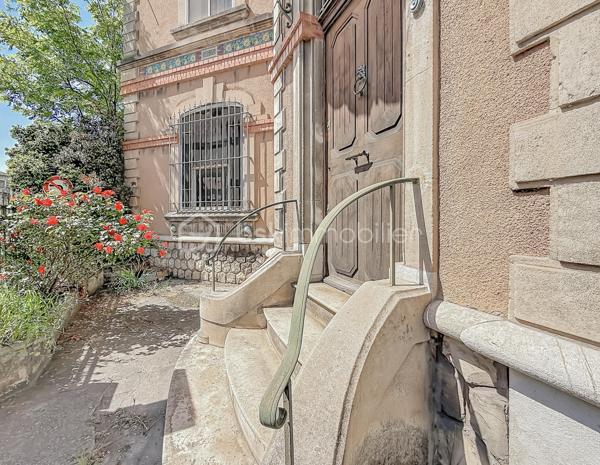 *** MAISON DE CARACTÈRE DE 230M2 AVEC CAVE ET PARKING - ARLES ***

Découvrez cette bâtisse pleine de charme datant de 1927, développée sur cinq niveaux et offrant environ 230 m² habitables répartis sur trois plateaux principaux.

Dès l’entrée, le bien séduit par ses beaux volumes, sa belle hauteur sous plafond et son cachet authentique, idéal pour les amateurs d’architecture ancienne.

Cette propriété offre de nombreuses possibilités : résidence principale de caractère, projet familial, activité professionnelle, bureaux, showroom ou profession libérale. Une place de stationnement vient compléter l’ensemble.

Idéalement située à proximité immédiate du centre-ville et de toutes les commodités.

La maison se compose comme suit :

Rez-de-chaussée : 
Une vaste entrée, deux chambres, un espace bureau, ainsi qu’une buanderie et une chaufferie.

Premier étage : 
 Un grand séjour lumineux, un spacieux salon, une cuisine indépendante et une salle de bain.

Deuxième étage :  
Trois chambres, un bureau pouvant faire office de dressing, une salle de bain ainsi qu’un WC indépendant.

Dernier niveau : 
 Une terrasse extérieure offrant une magnifique vue dégagée. Des travaux d’étanchéité sont à prévoir afin de valoriser pleinement cet espace.

Sous-sol : 
 Grande cave accessible uniquement depuis l’intérieur de la maison, idéale pour du stockage ou un espace complémentaire.

Travaux importants à prévoir :  Le bien nécessite une rénovation globale, notamment sur les aspects énergétiques (isolation, chauffage, menuiseries, électricité), ainsi que des travaux esthétiques et de rafraîchissement.

Taxe foncière : 4 481 €.

Une vidéo du bien est disponible sur demande.

Un bien rare au fort potentiel, idéal pour les amoureux de l’ancien et les projets ambitieux.

À visiter sans tarder.