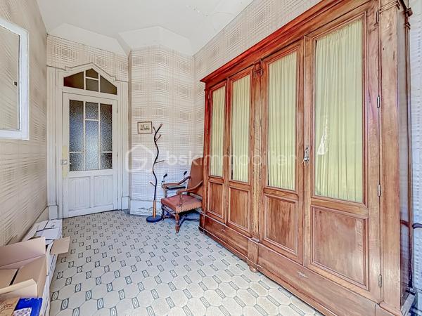 *** MAISON DE CARACTÈRE DE 230M2 AVEC CAVE ET PARKING - ARLES ***

Découvrez cette bâtisse pleine de charme datant de 1927, développée sur cinq niveaux et offrant environ 230 m² habitables répartis sur trois plateaux principaux.

Dès l’entrée, le bien séduit par ses beaux volumes, sa belle hauteur sous plafond et son cachet authentique, idéal pour les amateurs d’architecture ancienne.

Cette propriété offre de nombreuses possibilités : résidence principale de caractère, projet familial, activité professionnelle, bureaux, showroom ou profession libérale. Une place de stationnement vient compléter l’ensemble.

Idéalement située à proximité immédiate du centre-ville et de toutes les commodités.

La maison se compose comme suit :

Rez-de-chaussée : 
Une vaste entrée, deux chambres, un espace bureau, ainsi qu’une buanderie et une chaufferie.

Premier étage : 
 Un grand séjour lumineux, un spacieux salon, une cuisine indépendante et une salle de bain.

Deuxième étage :  
Trois chambres, un bureau pouvant faire office de dressing, une salle de bain ainsi qu’un WC indépendant.

Dernier niveau : 
 Une terrasse extérieure offrant une magnifique vue dégagée. Des travaux d’étanchéité sont à prévoir afin de valoriser pleinement cet espace.

Sous-sol : 
 Grande cave accessible uniquement depuis l’intérieur de la maison, idéale pour du stockage ou un espace complémentaire.

Travaux importants à prévoir :  Le bien nécessite une rénovation globale, notamment sur les aspects énergétiques (isolation, chauffage, menuiseries, électricité), ainsi que des travaux esthétiques et de rafraîchissement.

Taxe foncière : 4 481 €.

Une vidéo du bien est disponible sur demande.

Un bien rare au fort potentiel, idéal pour les amoureux de l’ancien et les projets ambitieux.

À visiter sans tarder.