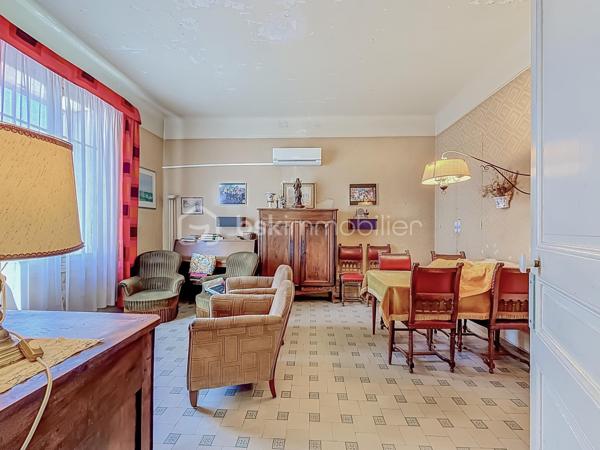 *** MAISON DE CARACTÈRE DE 230M2 AVEC CAVE ET PARKING - ARLES ***

Découvrez cette bâtisse pleine de charme datant de 1927, développée sur cinq niveaux et offrant environ 230 m² habitables répartis sur trois plateaux principaux.

Dès l’entrée, le bien séduit par ses beaux volumes, sa belle hauteur sous plafond et son cachet authentique, idéal pour les amateurs d’architecture ancienne.

Cette propriété offre de nombreuses possibilités : résidence principale de caractère, projet familial, activité professionnelle, bureaux, showroom ou profession libérale. Une place de stationnement vient compléter l’ensemble.

Idéalement située à proximité immédiate du centre-ville et de toutes les commodités.

La maison se compose comme suit :

Rez-de-chaussée : 
Une vaste entrée, deux chambres, un espace bureau, ainsi qu’une buanderie et une chaufferie.

Premier étage : 
 Un grand séjour lumineux, un spacieux salon, une cuisine indépendante et une salle de bain.

Deuxième étage :  
Trois chambres, un bureau pouvant faire office de dressing, une salle de bain ainsi qu’un WC indépendant.

Dernier niveau : 
 Une terrasse extérieure offrant une magnifique vue dégagée. Des travaux d’étanchéité sont à prévoir afin de valoriser pleinement cet espace.

Sous-sol : 
 Grande cave accessible uniquement depuis l’intérieur de la maison, idéale pour du stockage ou un espace complémentaire.

Travaux importants à prévoir :  Le bien nécessite une rénovation globale, notamment sur les aspects énergétiques (isolation, chauffage, menuiseries, électricité), ainsi que des travaux esthétiques et de rafraîchissement.

Taxe foncière : 4 481 €.

Une vidéo du bien est disponible sur demande.

Un bien rare au fort potentiel, idéal pour les amoureux de l’ancien et les projets ambitieux.

À visiter sans tarder.