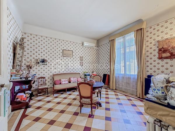 *** MAISON DE CARACTÈRE DE 230M2 AVEC CAVE ET PARKING - ARLES ***

Découvrez cette bâtisse pleine de charme datant de 1927, développée sur cinq niveaux et offrant environ 230 m² habitables répartis sur trois plateaux principaux.

Dès l’entrée, le bien séduit par ses beaux volumes, sa belle hauteur sous plafond et son cachet authentique, idéal pour les amateurs d’architecture ancienne.

Cette propriété offre de nombreuses possibilités : résidence principale de caractère, projet familial, activité professionnelle, bureaux, showroom ou profession libérale. Une place de stationnement vient compléter l’ensemble.

Idéalement située à proximité immédiate du centre-ville et de toutes les commodités.

La maison se compose comme suit :

Rez-de-chaussée : 
Une vaste entrée, deux chambres, un espace bureau, ainsi qu’une buanderie et une chaufferie.

Premier étage : 
 Un grand séjour lumineux, un spacieux salon, une cuisine indépendante et une salle de bain.

Deuxième étage :  
Trois chambres, un bureau pouvant faire office de dressing, une salle de bain ainsi qu’un WC indépendant.

Dernier niveau : 
 Une terrasse extérieure offrant une magnifique vue dégagée. Des travaux d’étanchéité sont à prévoir afin de valoriser pleinement cet espace.

Sous-sol : 
 Grande cave accessible uniquement depuis l’intérieur de la maison, idéale pour du stockage ou un espace complémentaire.

Travaux importants à prévoir :  Le bien nécessite une rénovation globale, notamment sur les aspects énergétiques (isolation, chauffage, menuiseries, électricité), ainsi que des travaux esthétiques et de rafraîchissement.

Taxe foncière : 4 481 €.

Une vidéo du bien est disponible sur demande.

Un bien rare au fort potentiel, idéal pour les amoureux de l’ancien et les projets ambitieux.

À visiter sans tarder.