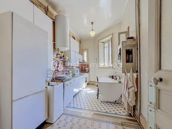 *** MAISON DE CARACTÈRE DE 230M2 AVEC CAVE ET PARKING - ARLES ***

Découvrez cette bâtisse pleine de charme datant de 1927, développée sur cinq niveaux et offrant environ 230 m² habitables répartis sur trois plateaux principaux.

Dès l’entrée, le bien séduit par ses beaux volumes, sa belle hauteur sous plafond et son cachet authentique, idéal pour les amateurs d’architecture ancienne.

Cette propriété offre de nombreuses possibilités : résidence principale de caractère, projet familial, activité professionnelle, bureaux, showroom ou profession libérale. Une place de stationnement vient compléter l’ensemble.

Idéalement située à proximité immédiate du centre-ville et de toutes les commodités.

La maison se compose comme suit :

Rez-de-chaussée : 
Une vaste entrée, deux chambres, un espace bureau, ainsi qu’une buanderie et une chaufferie.

Premier étage : 
 Un grand séjour lumineux, un spacieux salon, une cuisine indépendante et une salle de bain.

Deuxième étage :  
Trois chambres, un bureau pouvant faire office de dressing, une salle de bain ainsi qu’un WC indépendant.

Dernier niveau : 
 Une terrasse extérieure offrant une magnifique vue dégagée. Des travaux d’étanchéité sont à prévoir afin de valoriser pleinement cet espace.

Sous-sol : 
 Grande cave accessible uniquement depuis l’intérieur de la maison, idéale pour du stockage ou un espace complémentaire.

Travaux importants à prévoir :  Le bien nécessite une rénovation globale, notamment sur les aspects énergétiques (isolation, chauffage, menuiseries, électricité), ainsi que des travaux esthétiques et de rafraîchissement.

Taxe foncière : 4 481 €.

Une vidéo du bien est disponible sur demande.

Un bien rare au fort potentiel, idéal pour les amoureux de l’ancien et les projets ambitieux.

À visiter sans tarder.