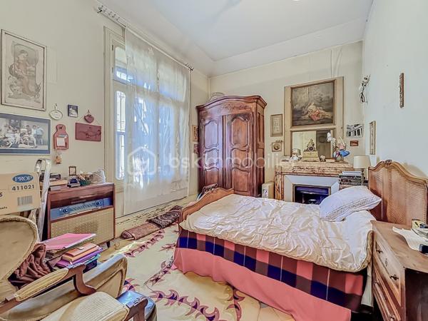 *** MAISON DE CARACTÈRE DE 230M2 AVEC CAVE ET PARKING - ARLES ***

Découvrez cette bâtisse pleine de charme datant de 1927, développée sur cinq niveaux et offrant environ 230 m² habitables répartis sur trois plateaux principaux.

Dès l’entrée, le bien séduit par ses beaux volumes, sa belle hauteur sous plafond et son cachet authentique, idéal pour les amateurs d’architecture ancienne.

Cette propriété offre de nombreuses possibilités : résidence principale de caractère, projet familial, activité professionnelle, bureaux, showroom ou profession libérale. Une place de stationnement vient compléter l’ensemble.

Idéalement située à proximité immédiate du centre-ville et de toutes les commodités.

La maison se compose comme suit :

Rez-de-chaussée : 
Une vaste entrée, deux chambres, un espace bureau, ainsi qu’une buanderie et une chaufferie.

Premier étage : 
 Un grand séjour lumineux, un spacieux salon, une cuisine indépendante et une salle de bain.

Deuxième étage :  
Trois chambres, un bureau pouvant faire office de dressing, une salle de bain ainsi qu’un WC indépendant.

Dernier niveau : 
 Une terrasse extérieure offrant une magnifique vue dégagée. Des travaux d’étanchéité sont à prévoir afin de valoriser pleinement cet espace.

Sous-sol : 
 Grande cave accessible uniquement depuis l’intérieur de la maison, idéale pour du stockage ou un espace complémentaire.

Travaux importants à prévoir :  Le bien nécessite une rénovation globale, notamment sur les aspects énergétiques (isolation, chauffage, menuiseries, électricité), ainsi que des travaux esthétiques et de rafraîchissement.

Taxe foncière : 4 481 €.

Une vidéo du bien est disponible sur demande.

Un bien rare au fort potentiel, idéal pour les amoureux de l’ancien et les projets ambitieux.

À visiter sans tarder.