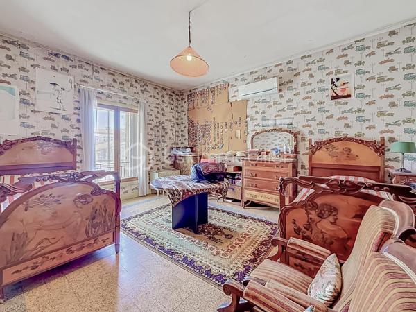 *** MAISON DE CARACTÈRE DE 230M2 AVEC CAVE ET PARKING - ARLES ***

Découvrez cette bâtisse pleine de charme datant de 1927, développée sur cinq niveaux et offrant environ 230 m² habitables répartis sur trois plateaux principaux.

Dès l’entrée, le bien séduit par ses beaux volumes, sa belle hauteur sous plafond et son cachet authentique, idéal pour les amateurs d’architecture ancienne.

Cette propriété offre de nombreuses possibilités : résidence principale de caractère, projet familial, activité professionnelle, bureaux, showroom ou profession libérale. Une place de stationnement vient compléter l’ensemble.

Idéalement située à proximité immédiate du centre-ville et de toutes les commodités.

La maison se compose comme suit :

Rez-de-chaussée : 
Une vaste entrée, deux chambres, un espace bureau, ainsi qu’une buanderie et une chaufferie.

Premier étage : 
 Un grand séjour lumineux, un spacieux salon, une cuisine indépendante et une salle de bain.

Deuxième étage :  
Trois chambres, un bureau pouvant faire office de dressing, une salle de bain ainsi qu’un WC indépendant.

Dernier niveau : 
 Une terrasse extérieure offrant une magnifique vue dégagée. Des travaux d’étanchéité sont à prévoir afin de valoriser pleinement cet espace.

Sous-sol : 
 Grande cave accessible uniquement depuis l’intérieur de la maison, idéale pour du stockage ou un espace complémentaire.

Travaux importants à prévoir :  Le bien nécessite une rénovation globale, notamment sur les aspects énergétiques (isolation, chauffage, menuiseries, électricité), ainsi que des travaux esthétiques et de rafraîchissement.

Taxe foncière : 4 481 €.

Une vidéo du bien est disponible sur demande.

Un bien rare au fort potentiel, idéal pour les amoureux de l’ancien et les projets ambitieux.

À visiter sans tarder.