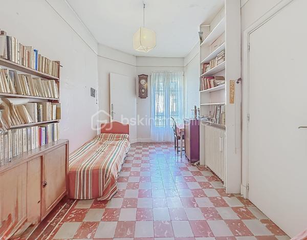 *** MAISON DE CARACTÈRE DE 230M2 AVEC CAVE ET PARKING - ARLES ***

Découvrez cette bâtisse pleine de charme datant de 1927, développée sur cinq niveaux et offrant environ 230 m² habitables répartis sur trois plateaux principaux.

Dès l’entrée, le bien séduit par ses beaux volumes, sa belle hauteur sous plafond et son cachet authentique, idéal pour les amateurs d’architecture ancienne.

Cette propriété offre de nombreuses possibilités : résidence principale de caractère, projet familial, activité professionnelle, bureaux, showroom ou profession libérale. Une place de stationnement vient compléter l’ensemble.

Idéalement située à proximité immédiate du centre-ville et de toutes les commodités.

La maison se compose comme suit :

Rez-de-chaussée : 
Une vaste entrée, deux chambres, un espace bureau, ainsi qu’une buanderie et une chaufferie.

Premier étage : 
 Un grand séjour lumineux, un spacieux salon, une cuisine indépendante et une salle de bain.

Deuxième étage :  
Trois chambres, un bureau pouvant faire office de dressing, une salle de bain ainsi qu’un WC indépendant.

Dernier niveau : 
 Une terrasse extérieure offrant une magnifique vue dégagée. Des travaux d’étanchéité sont à prévoir afin de valoriser pleinement cet espace.

Sous-sol : 
 Grande cave accessible uniquement depuis l’intérieur de la maison, idéale pour du stockage ou un espace complémentaire.

Travaux importants à prévoir :  Le bien nécessite une rénovation globale, notamment sur les aspects énergétiques (isolation, chauffage, menuiseries, électricité), ainsi que des travaux esthétiques et de rafraîchissement.

Taxe foncière : 4 481 €.

Une vidéo du bien est disponible sur demande.

Un bien rare au fort potentiel, idéal pour les amoureux de l’ancien et les projets ambitieux.

À visiter sans tarder.