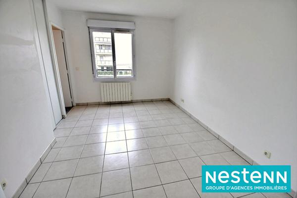 T2, residence avec piscine, parking, cave, tram, commodités, parc, lumineux