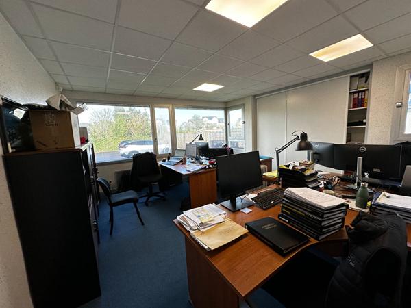 Ensemble immobilier de bureau avec parking privé