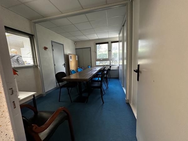 Ensemble immobilier de bureau avec parking privé