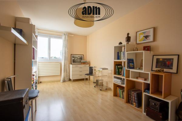 Appartement
                                                                                                                                                                                                                                                                                                                        4 pièce(s)                                                                                                                                                                                                          3 chambre(s)                                                                                                                                                                                                          106  m²