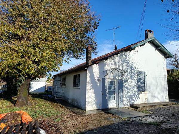 Maison ancienne à rénover, deux chambres. Jardin clos.