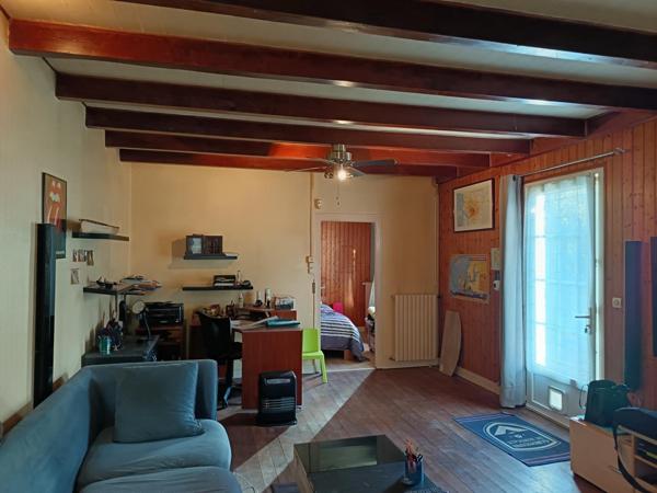 Maison ancienne à rénover, deux chambres. Jardin clos.