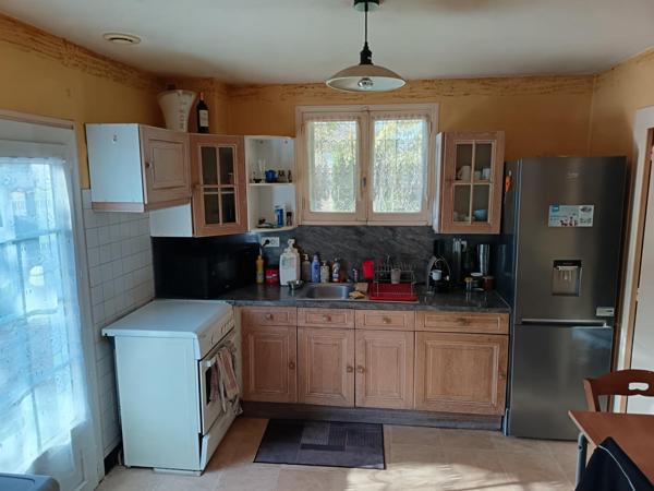 Maison ancienne à rénover, deux chambres. Jardin clos.