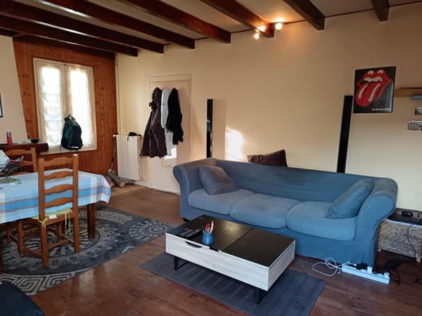 Maison ancienne à rénover, deux chambres. Jardin clos.