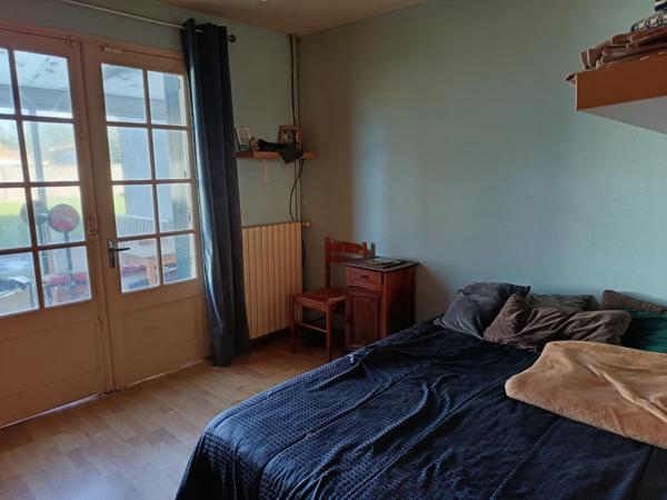 Maison ancienne à rénover, deux chambres. Jardin clos.