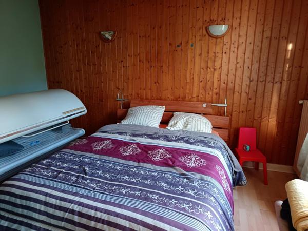 Maison ancienne à rénover, deux chambres. Jardin clos.