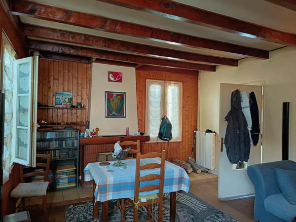 Maison ancienne à rénover, deux chambres. Jardin clos.