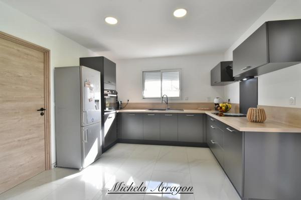 Maison contemporaine 2025 Villeneuve-sur-Lot (47) – 3 chambres dont suite parentale, pièce de vie 56 m², garage, terrain 1000 m², terrasse couverte, proche commerces