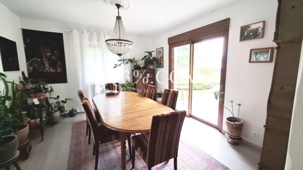 Maison
                                                                                                                                                                                                                                                                                                                        8 pièce(s)                                                                                                                                                                                                          6 chambre(s)                                                                                                                                                                                                          232  m²