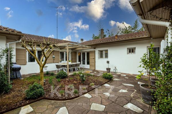 Maison rénovée, cour ensoleillée et art de vivre au cœur d’Hossegor.