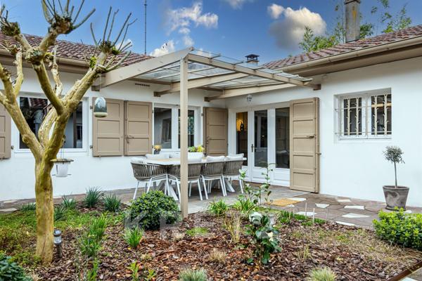 Maison rénovée, cour ensoleillée et art de vivre au cœur d’Hossegor.