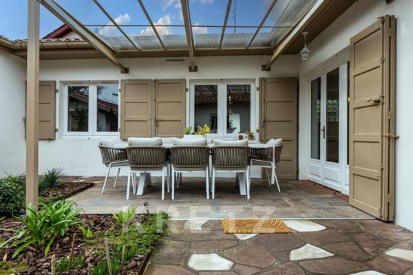 Maison rénovée, cour ensoleillée et art de vivre au cœur d’Hossegor.