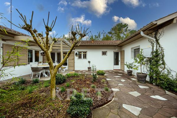 Maison rénovée, cour ensoleillée et art de vivre au cœur d’Hossegor.