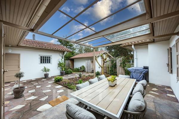 Maison rénovée, cour ensoleillée et art de vivre au cœur d’Hossegor.