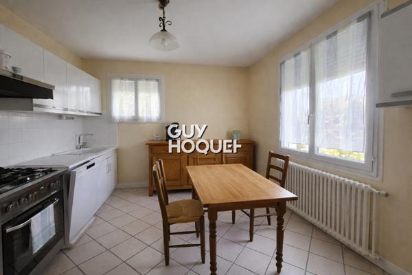 Maison surélevée des années 60 . Quartier calme de Paray-le-Monial