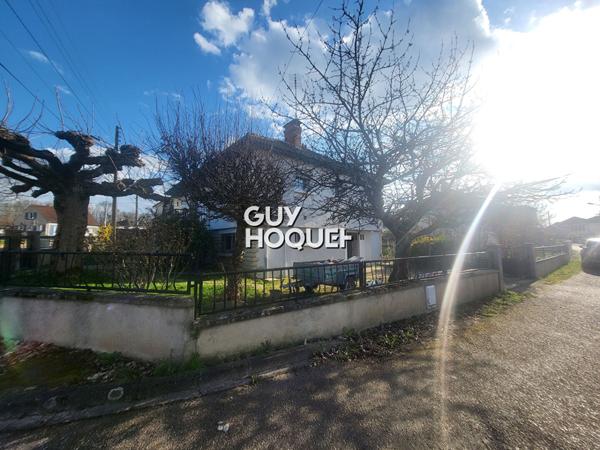 Maison surélevée des années 60 . Quartier calme de Paray-le-Monial