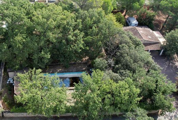 À vendre -Terrain constructible 2 000m2 avec grange et piscine à réhabiliter  -Gordes, Les Imberts