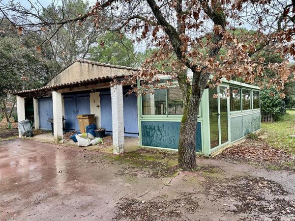 À vendre -Terrain constructible 2 000m2 avec grange et piscine à réhabiliter  -Gordes, Les Imberts