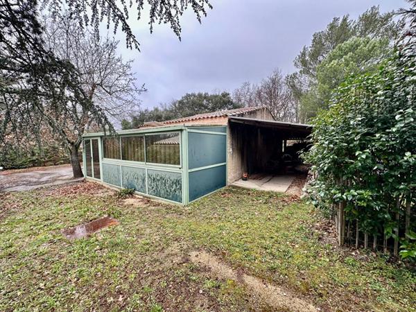 À vendre -Terrain constructible 2 000m2 avec grange et piscine à réhabiliter  -Gordes, Les Imberts