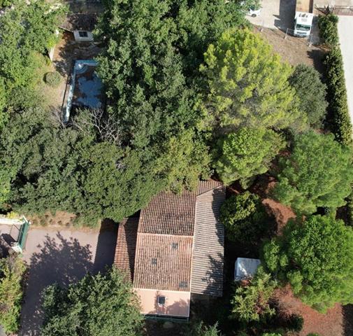 À vendre -Terrain constructible 2 000m2 avec grange et piscine à réhabiliter  -Gordes, Les Imberts