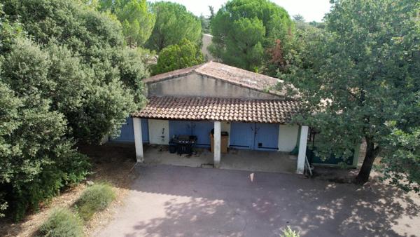 À vendre -Terrain constructible 2 000m2 avec grange et piscine à réhabiliter  -Gordes, Les Imberts