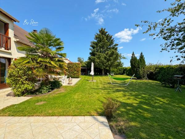 Maison familiale lumineuse au calme – 5 chambres + bureau – Grand terrain piscinable avec vue dégagée. Proximité immédiate commerces, écoles, accès A4/A104 – 10 min RER A, 30 min Paris.