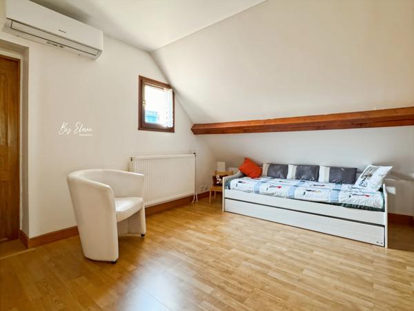 Maison familiale lumineuse au calme – 5 chambres + bureau – Grand terrain piscinable avec vue dégagée. Proximité immédiate commerces, écoles, accès A4/A104 – 10 min RER A, 30 min Paris.